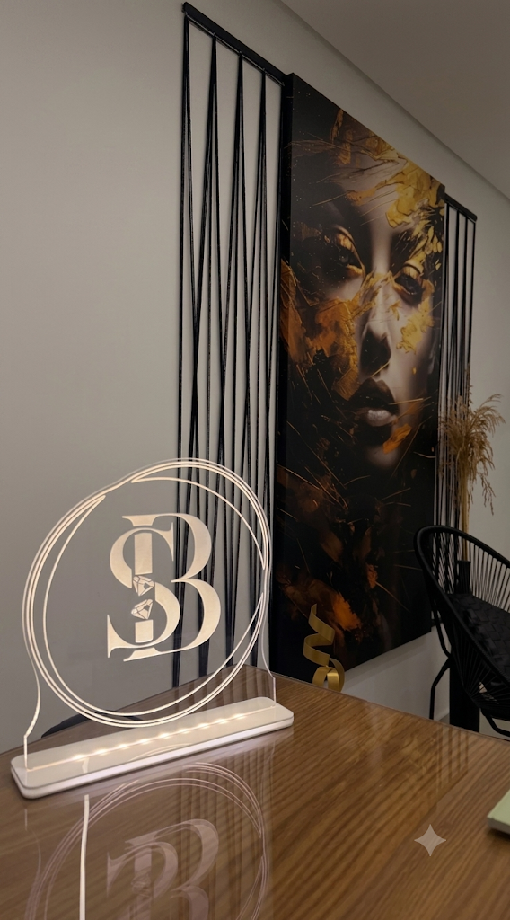 Recepção do Espaço Bellesis com o logotipo iluminado