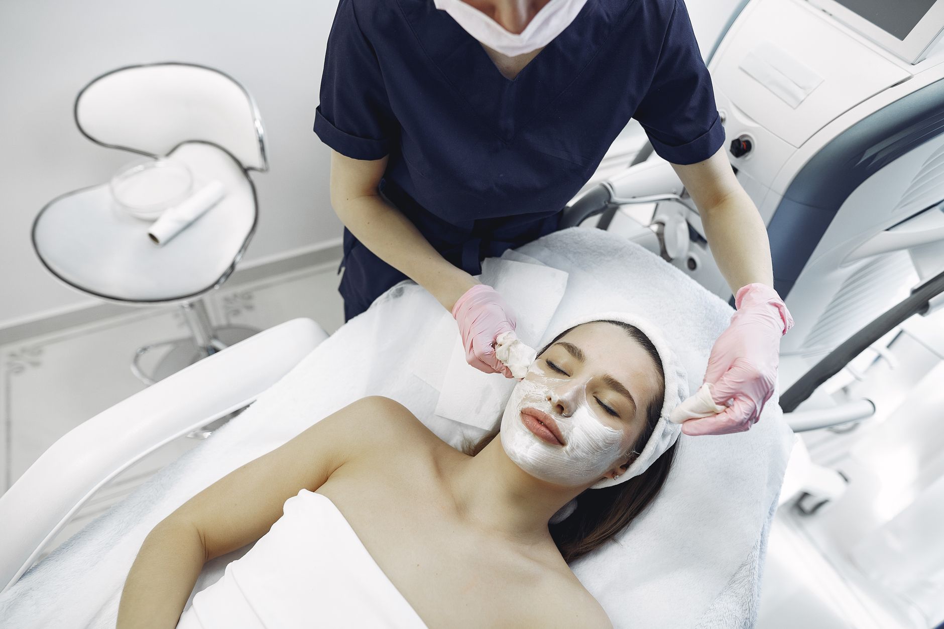 Aplicação de máscara facial durante sessão de limpeza de pele