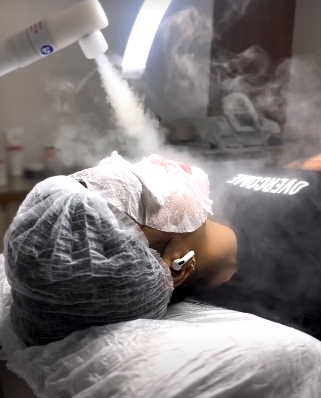 Vapor de ozônio em sessão de limpeza de pele no Espaço Bellesis